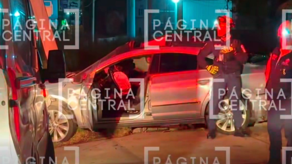 ¡Apenas salió con vida! Azafata estrella su auto contra un poste en la León-Silao