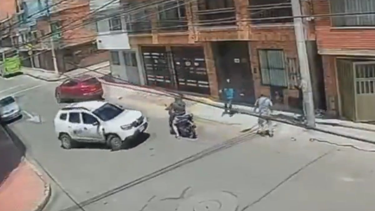 VIDEO ¡No los dejó escapar! Hombre atropella a dos ladrones que robaban a un adulto mayor
