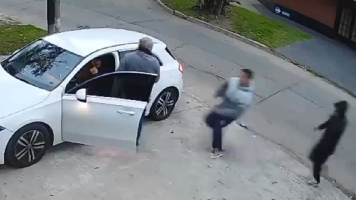 VIDEO 'Tírale, tírale': menores intentan robar auto de lujo, pero chocan tras persecución
