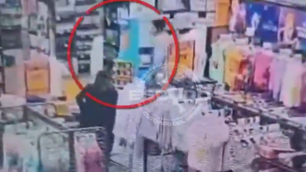 VIDEO ¡Llevaban carne y shampoo escondidos en sus ropas! Detienen a 2 farderas en Soriana