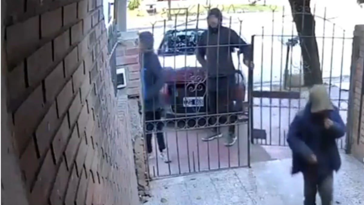 VIDEO 'Llévate todo, eh': Padre obliga a su hijo a entrar y robar una casa