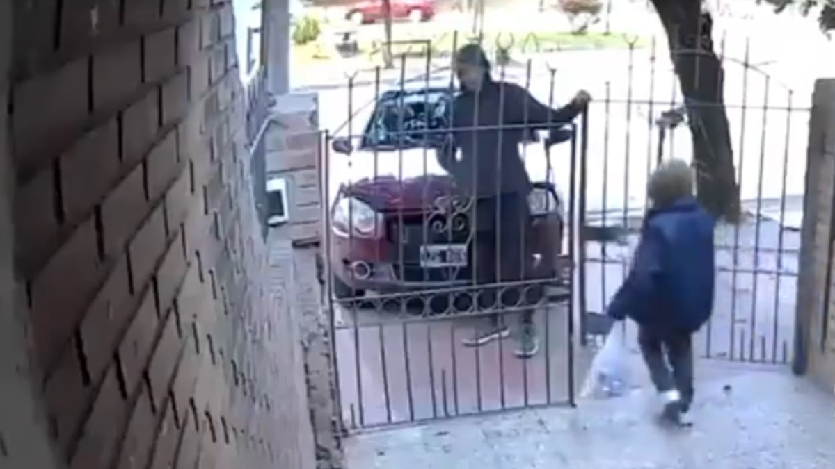 Niño roba una casa