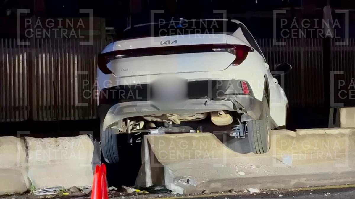 ¡Quedó montado! Auto termina sobre contención en la León-Silao; conductor es hospitalizado
