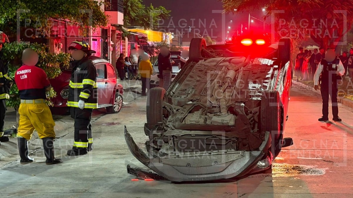 ¡Un ‘vocho’ como rampa! Vuelca Accord tras chocar con dos autos, conductor queda lesionado