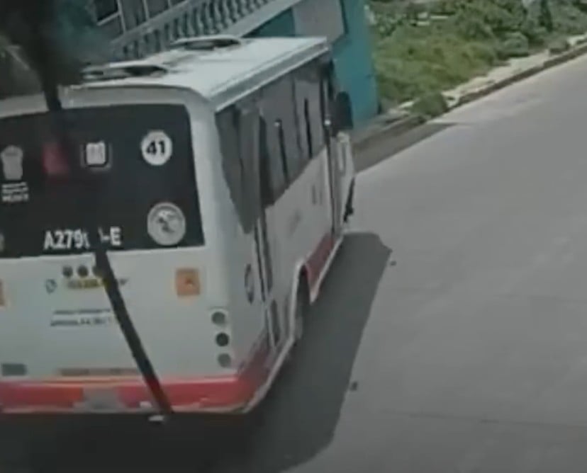 VIDEO ¡De lleno contra la escuela! Así chocó este camión