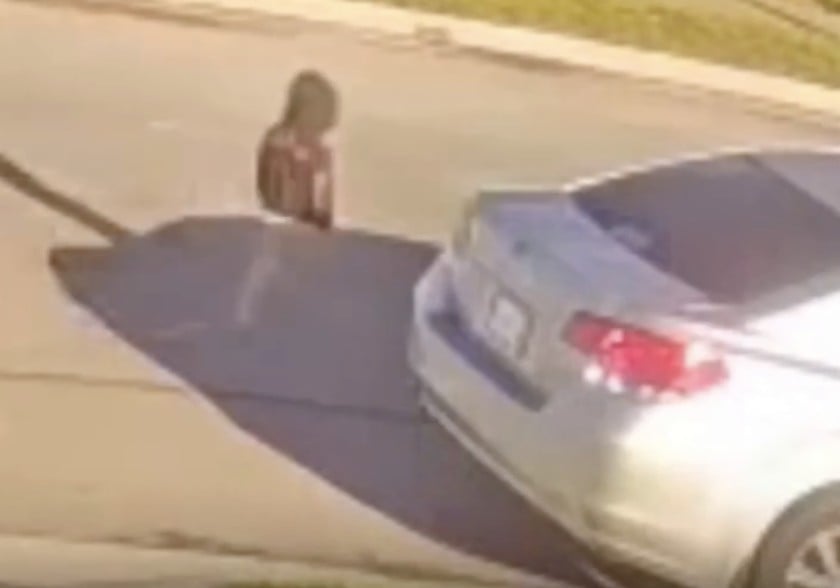 VIDEO ¡Pobre angelito! Bebé de 3 años sale de su casa solo, esta es la razón