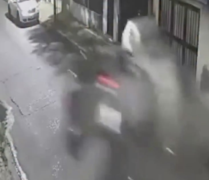 VIDEO ¡La robó y la estrenó! Ladrón choca tras realizar atraco