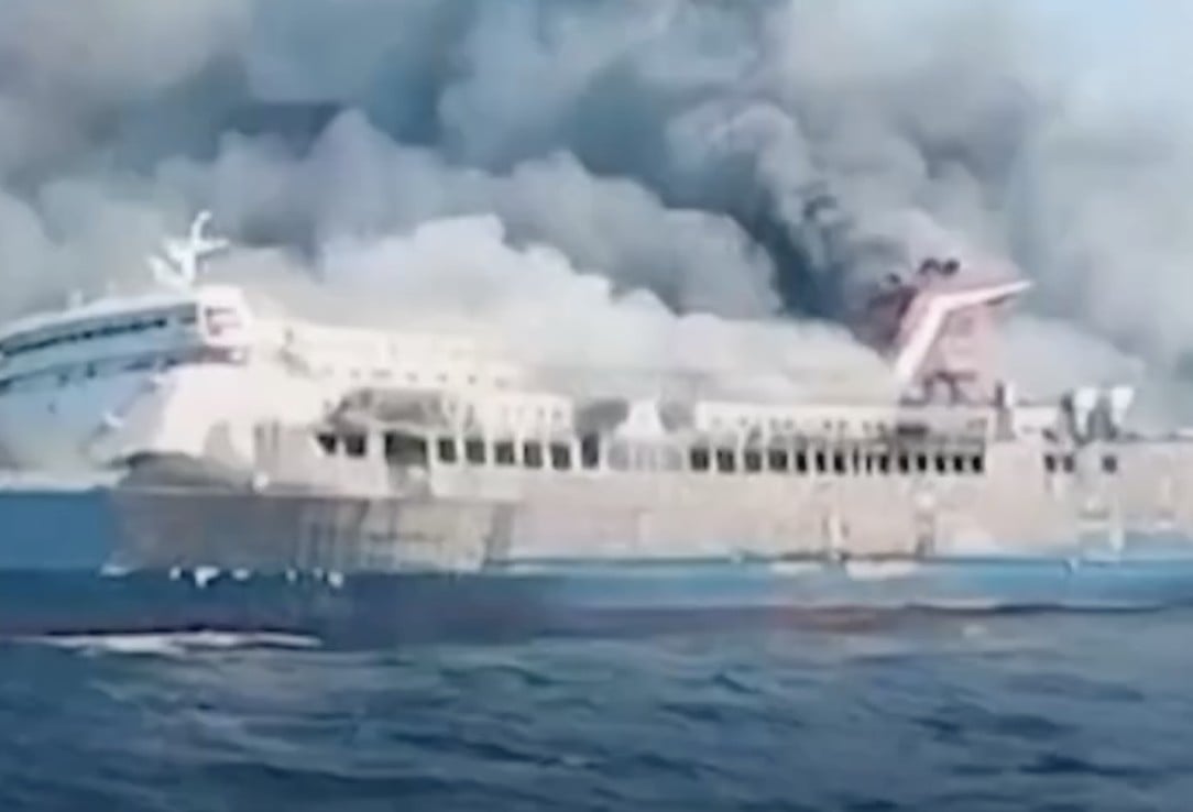VIDEO ¡Tragedia marítima! Rescatan más de 200 tras incendio en ferry