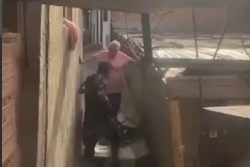 VIDEO ¡Cuánta maldad! Golpea a su abuelita por no darle su pensión