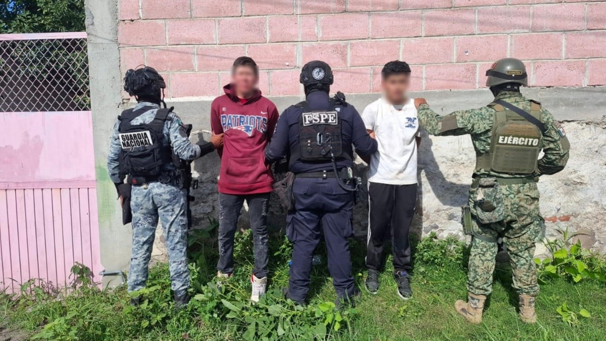 Capturan a dos sospechosos con un arma larga y casi 500 dosis de droga en Guanajuato