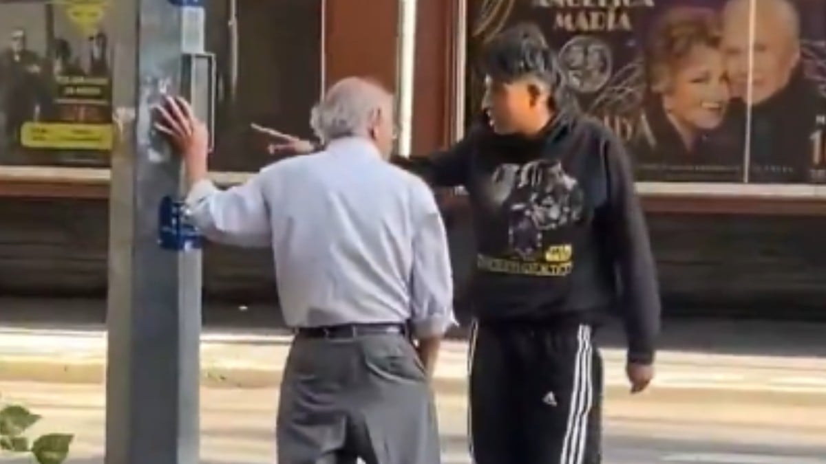 VIDEO ¡Justicia! Hombre golpea a un adulto mayor sin razón aparente, pero acaba detenido