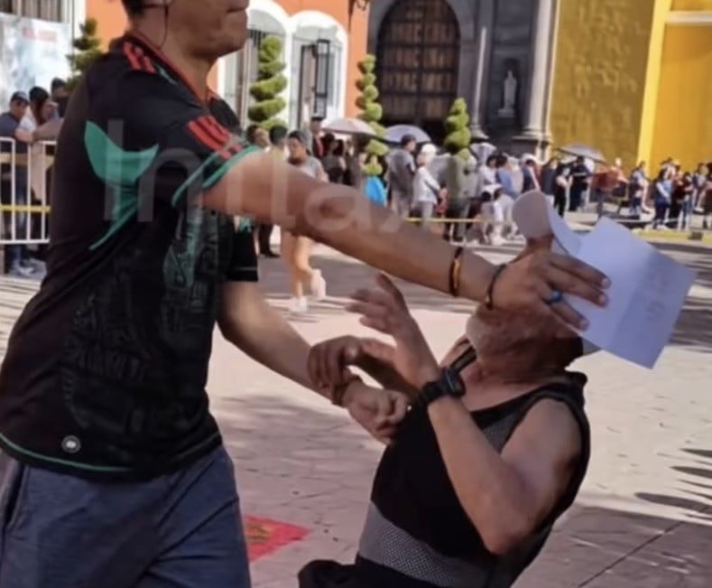 VIDEO ¿Por qué lo hizo? Sujeto ataca a abuelito durante carrera