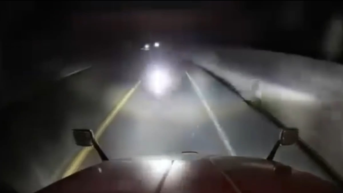 VIDEO ¡Apareció de la nada! Tráiler arrolla a un motociclista y se sale del camino