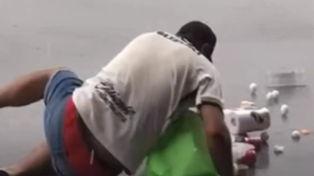 VIDEO ¡Lo perdió todo! Por las lluvias tiró su despensa y esto hicieron después