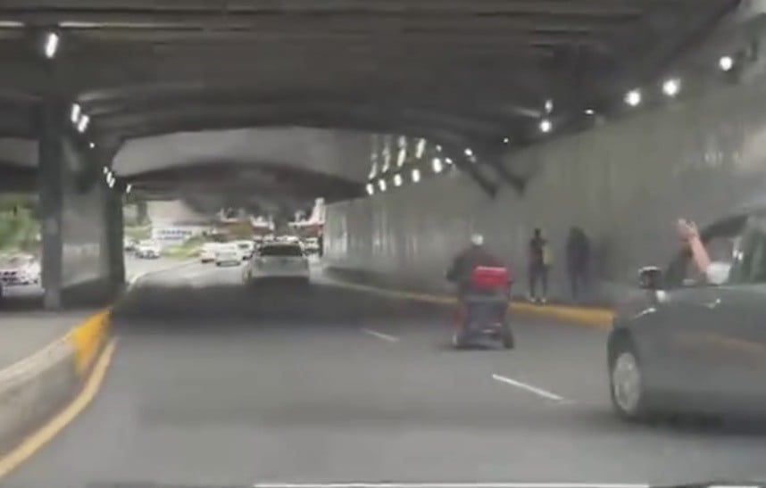 VIDEO ¡Así no, abuelito! Adulto mayor circula peligrosamente en scooter