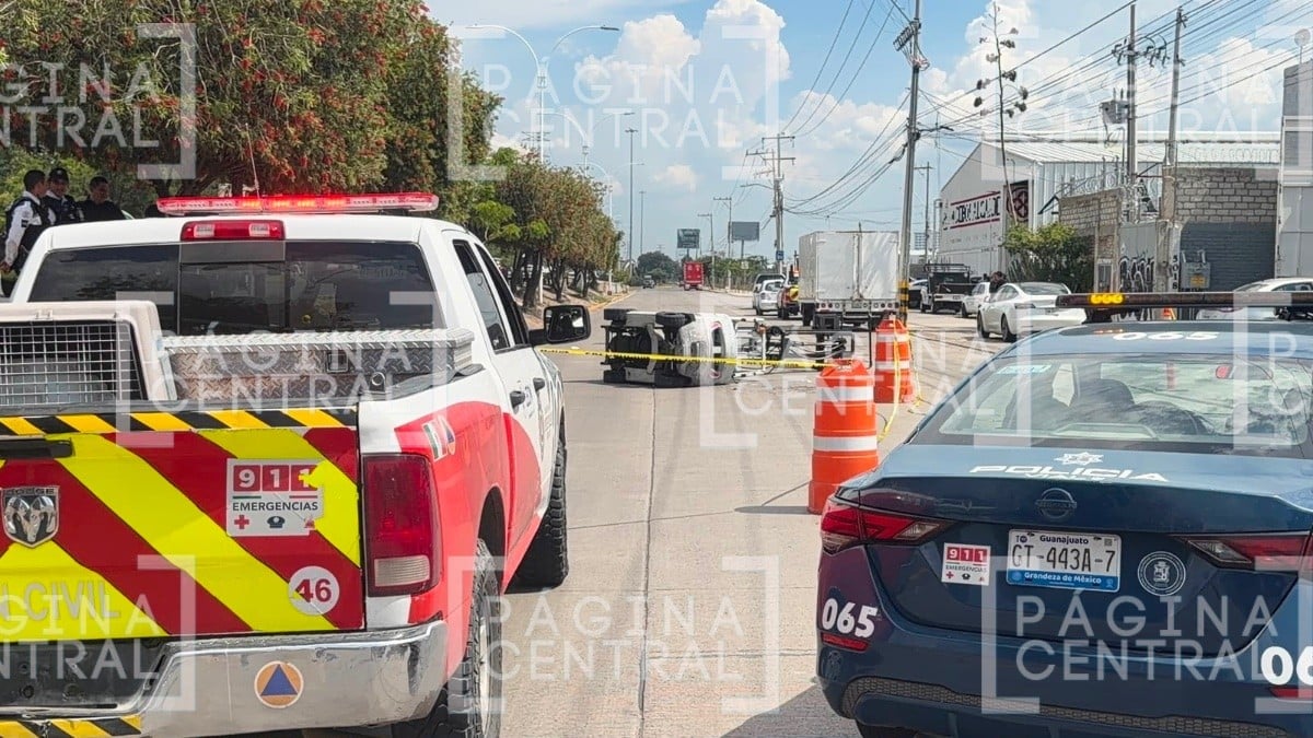 Vuelca montacargas en Bulevar Morelos