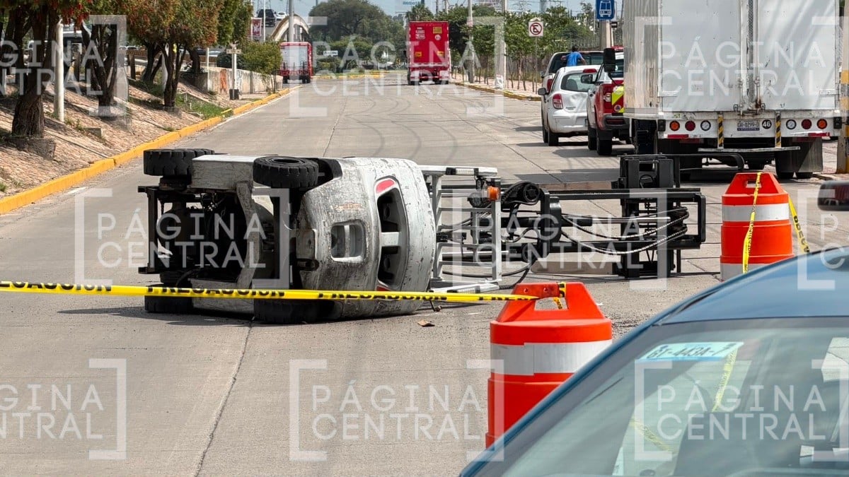 Vuelca montacargas en Bulevar Morelos y deja a conductor gravemente lesionado