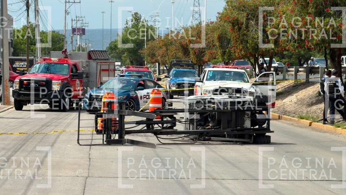 Vuelca montacargas en Bulevar Morelos y deja a conductor gravemente lesionado