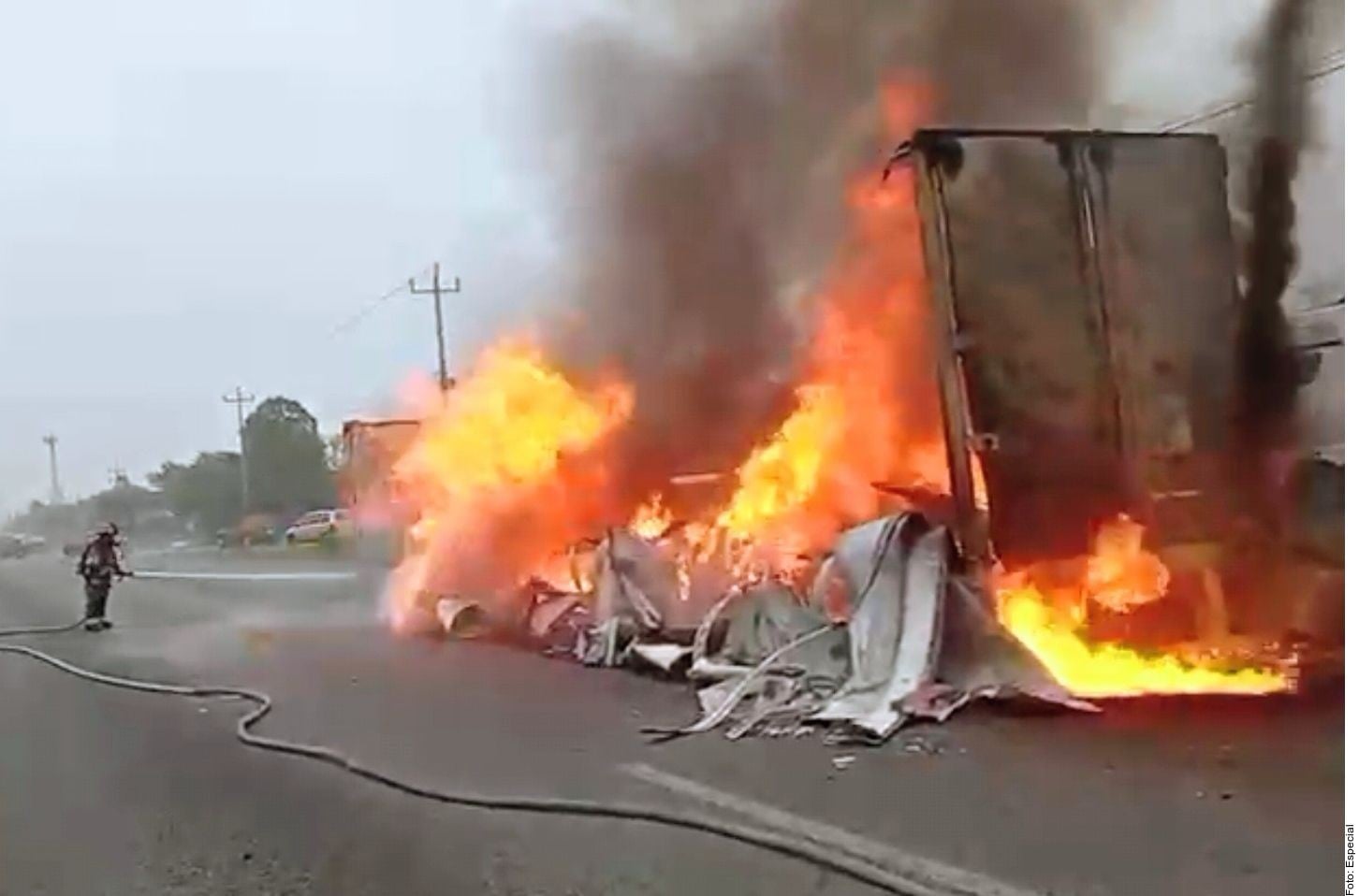 Se incendia caja de tráiler en libramiento; causa tráfico