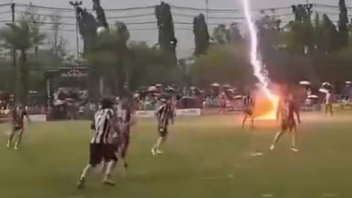 VIDEO ¡Le cayó un rayo en plena cancha! Futbolista muere mientras disputaba un partido