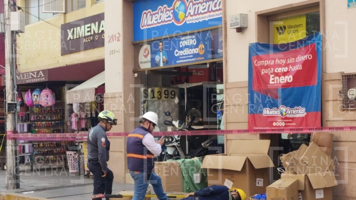 Salida de humo en coladeras movilizó a cuerpos de emergencia en el Centro de León; una falla eléctrica subterránea fue atendida sin personas lesionadas