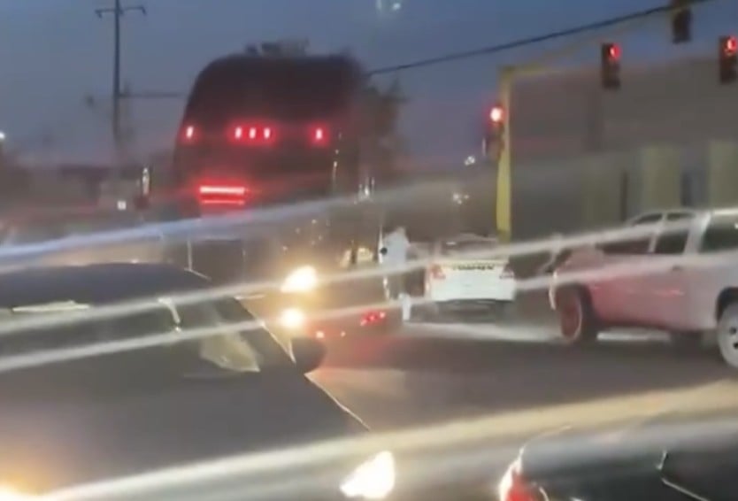 VIDEO ¡Tráiler los embiste! Los arrolla y luego huye