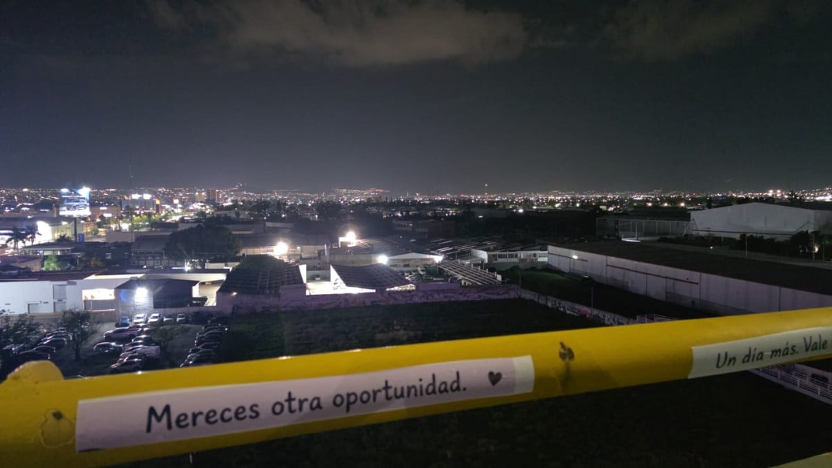 ¡Solidaridad leonesa! Colocan mensajes de apoyo sobre el distribuidor vial Juan Pablo II