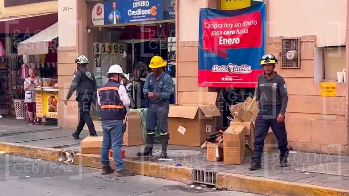 Salida de humo en coladeras movilizó a cuerpos de emergencia en el Centro de León; una falla eléctrica subterránea fue atendida sin personas lesionadas