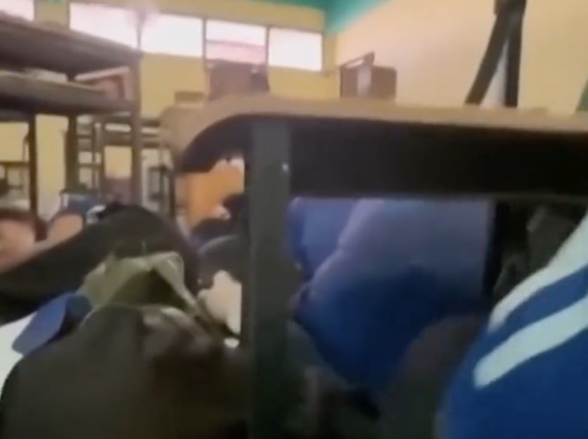 VIDEO ¡Niños, al suelo!! Estudiantes buscan cubrirse tras mortal tiroteo