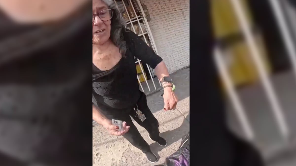 “Lady Paquete”: adulta mayor protagoniza altercado con repartidor y presuntamente le quita su celular
