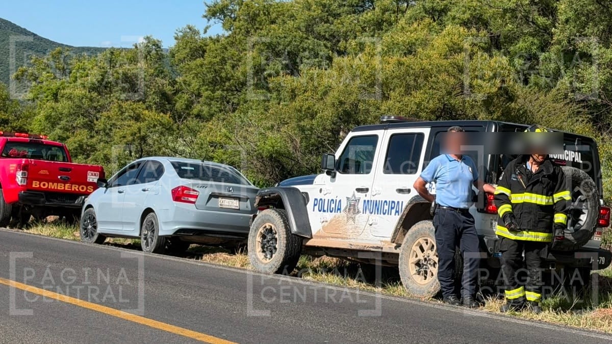Camioneta Suburban vuelca en carretera Ramal a Comanjilla; no hay lesionados de gravedad