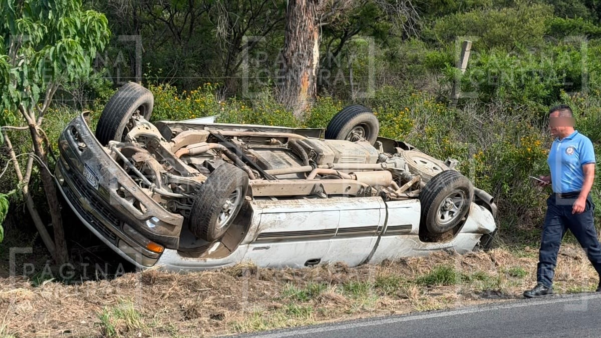 Camioneta Suburban vuelca en carretera Ramal a Comanjilla