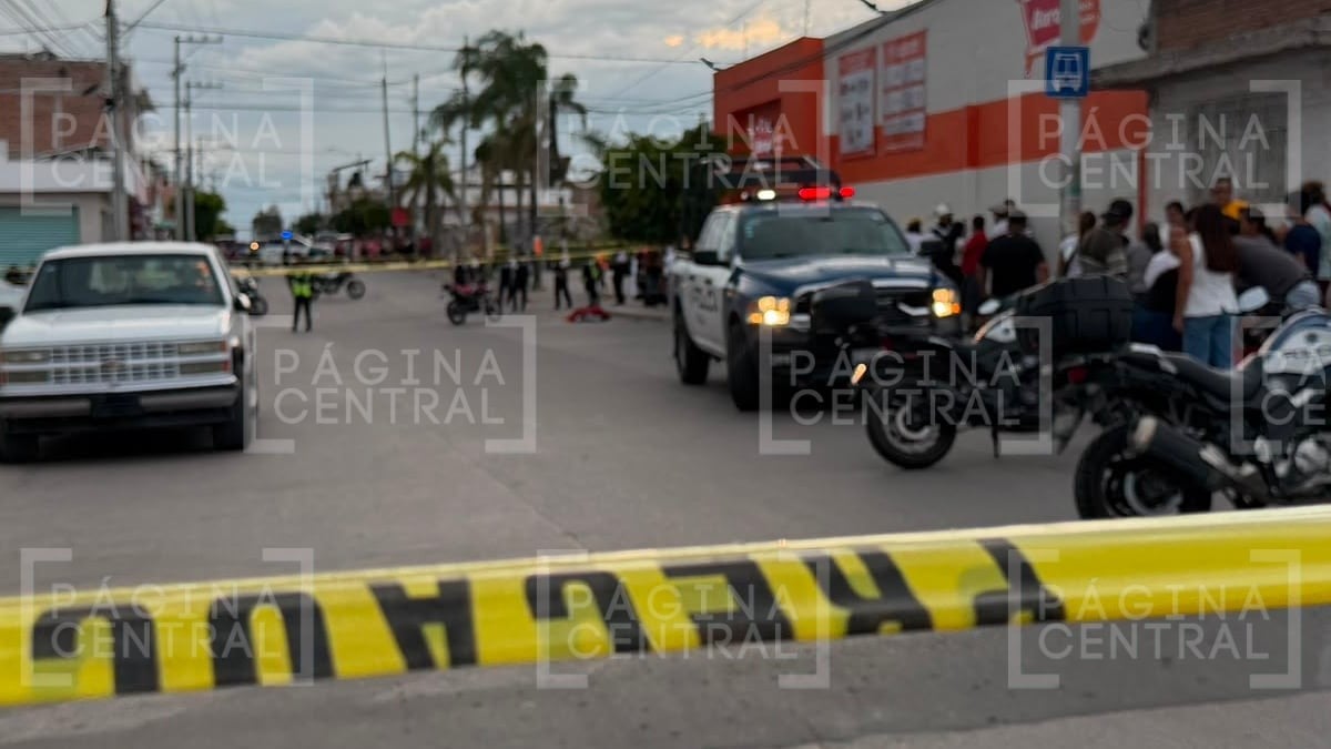 Un menor de 16 a 17 años murió tras chocar dos motocicletas en la colonia Periodistas Mexicanos de León; dos personas resultaron delicadas