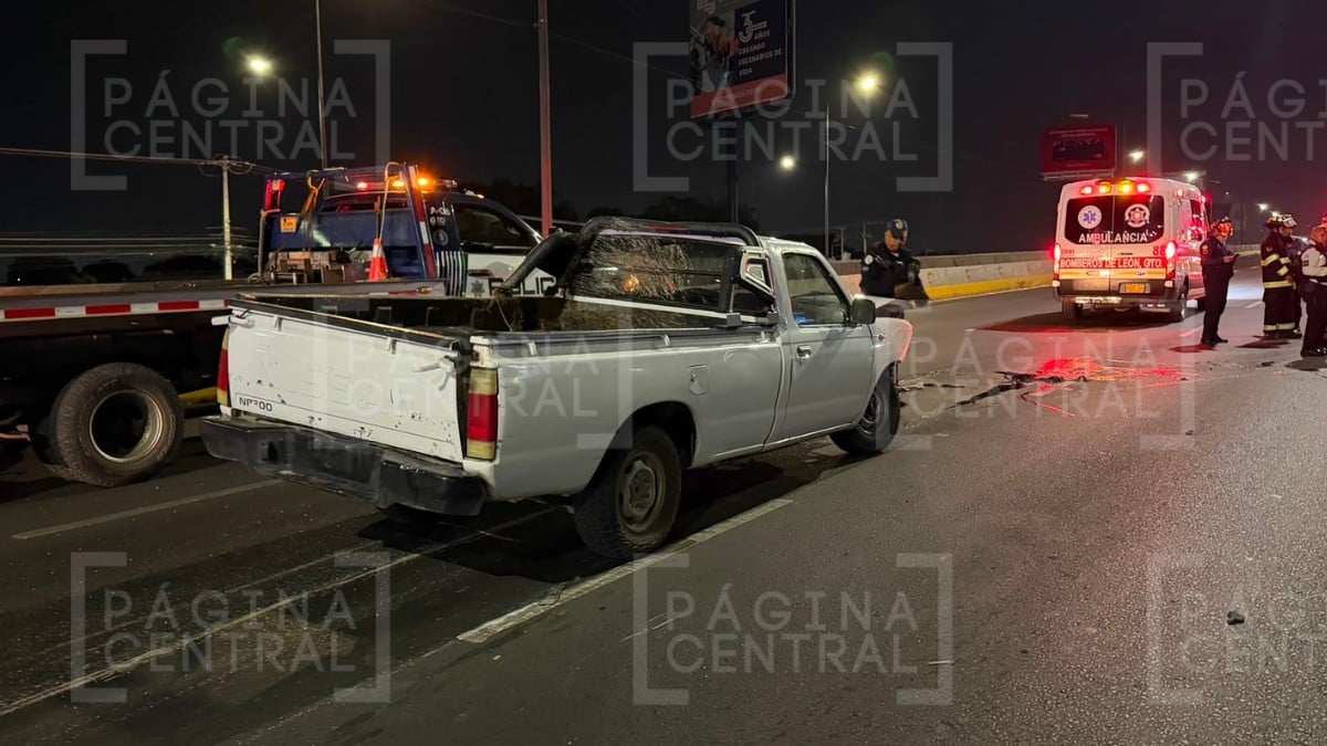 ¡Brutal accidente! Camioneta choca contra un poste y se vuelca en el bulevar Aeropuerto
