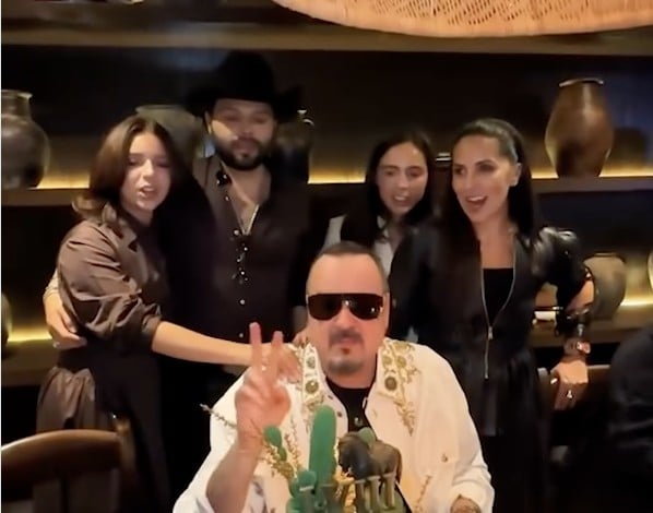 VIDEOS Desatan rumores de embarazo de Ángela Aguilar tras celebración familiar