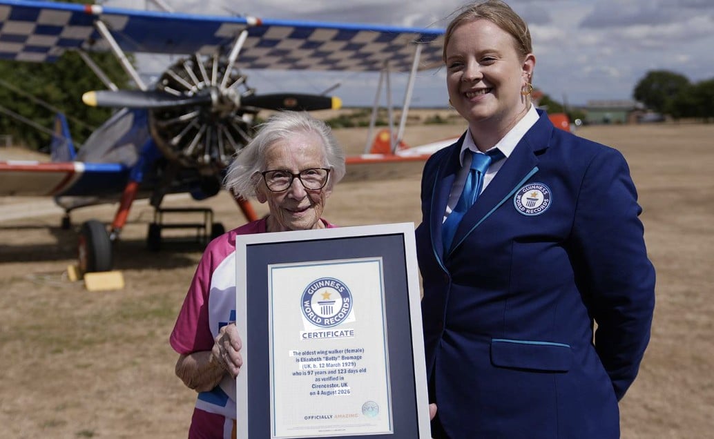 VIDEO Con 97 años, Betty Bromage camina sobre el ala de un avión y rompe Récord Guinness