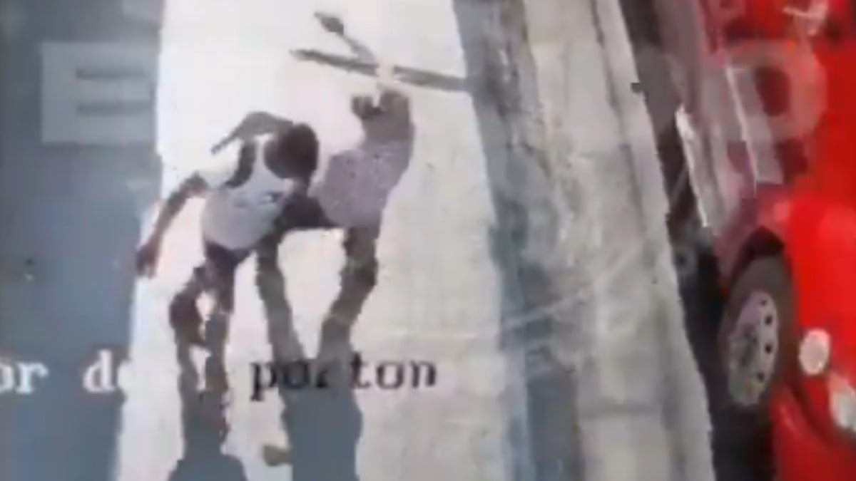 VIDEO Hombre empuja a un adulto mayor y provoca que muera atropellado; ya lo arrestaron