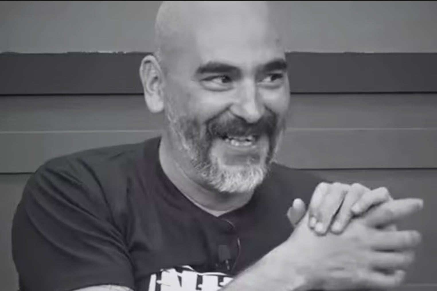 ¿Tragedia en pleno estreno televisivo? Muere periodista durante trasmisión en vivo