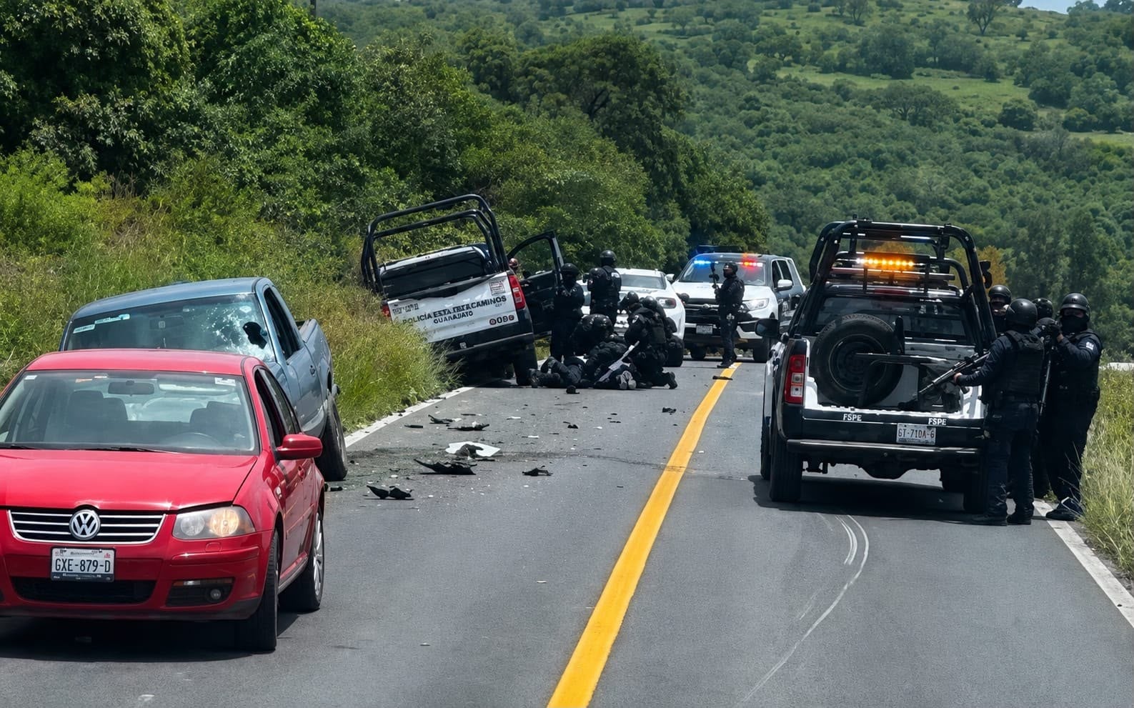 ¡Ataque a policías! Agresión a balazos en plena carretera deja policía muerto y otro herido
