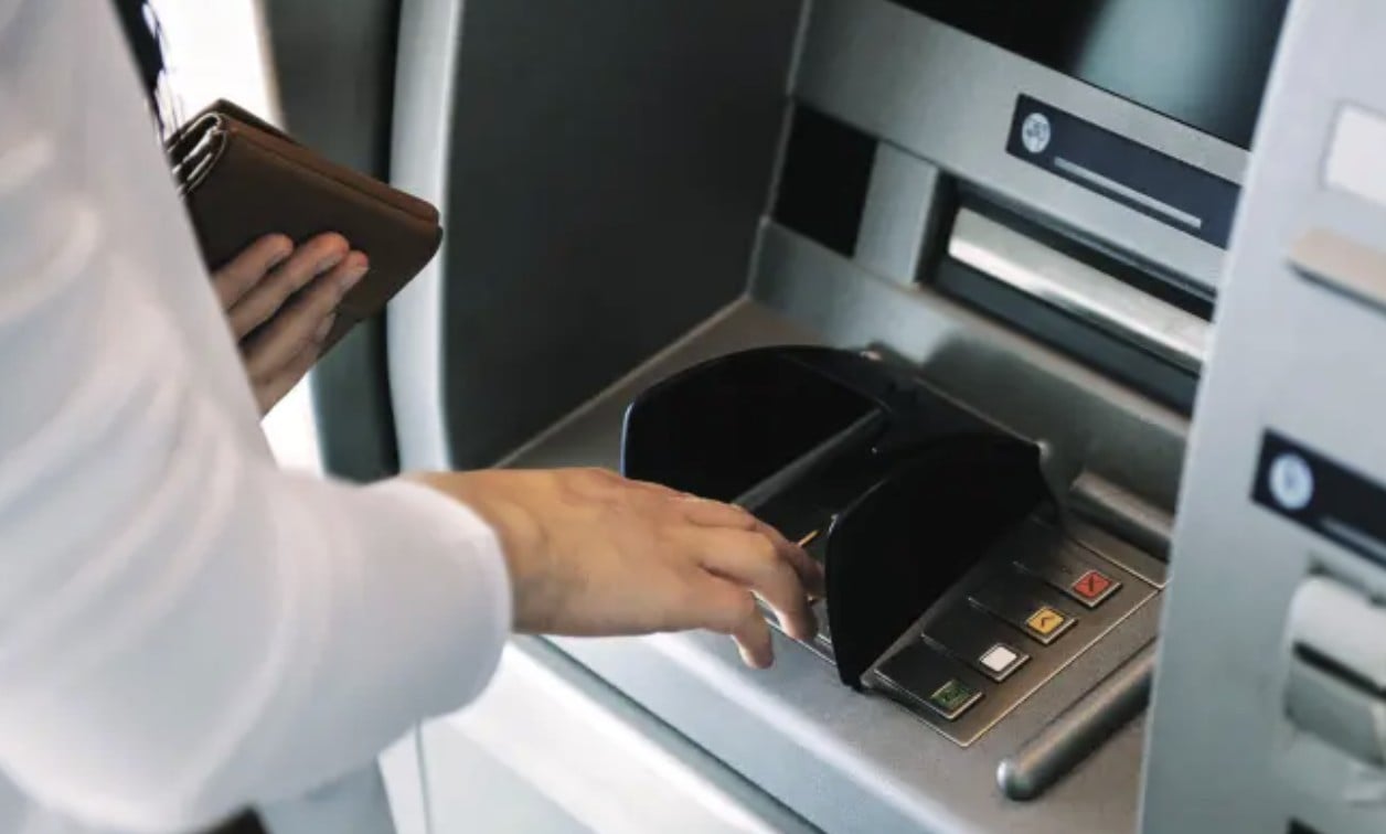 Alertan sobre nueva modalidad de fraude al retirar dinero de cajeros automáticos