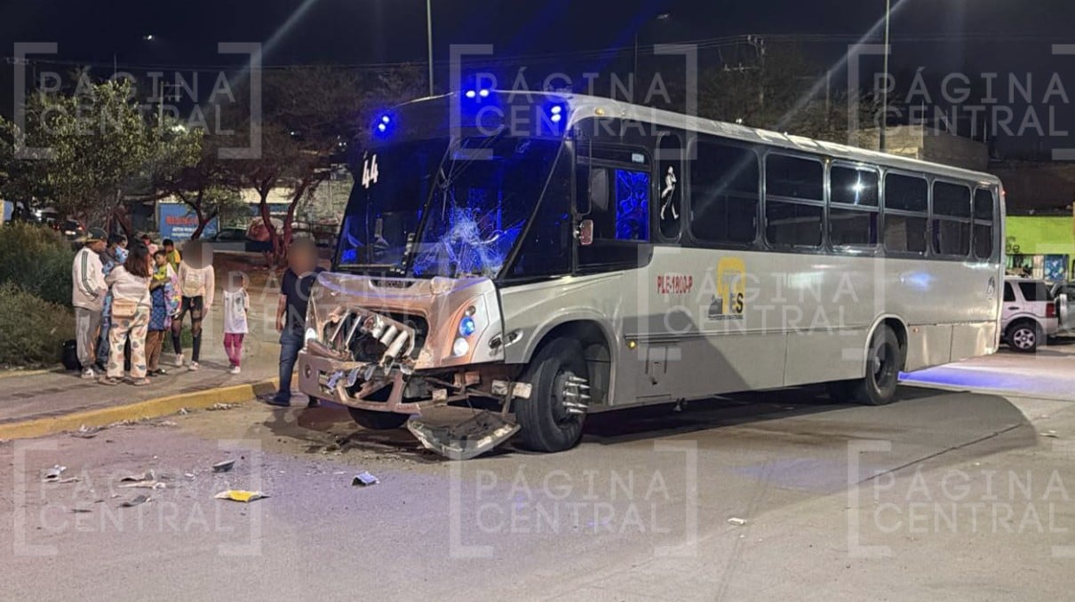 ¡Camionazo! Choque en bulevar deja a embarazada herida y a hombre con traumatismo