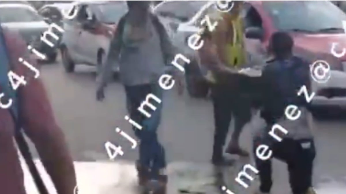 VIDEO Víctimas someten a hombre que pretendía asaltarlos en el camión; iba desarmado