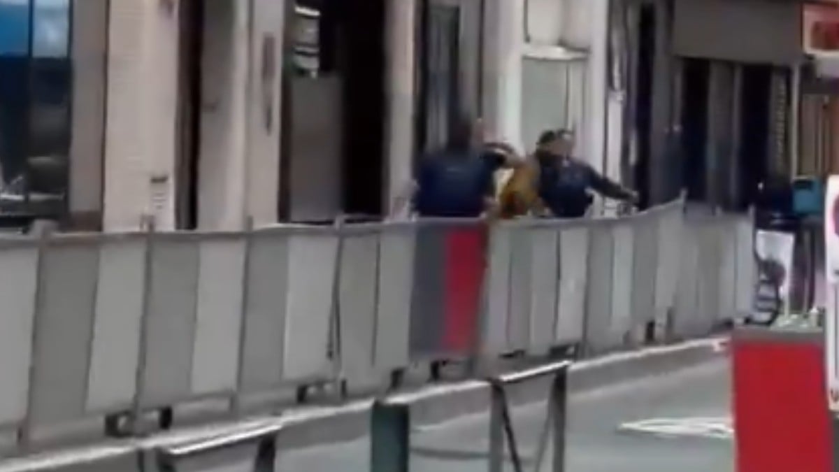 ¡Los atacó con un cuchillo! Captan a hombre al agredir a policías en medio de la calle
