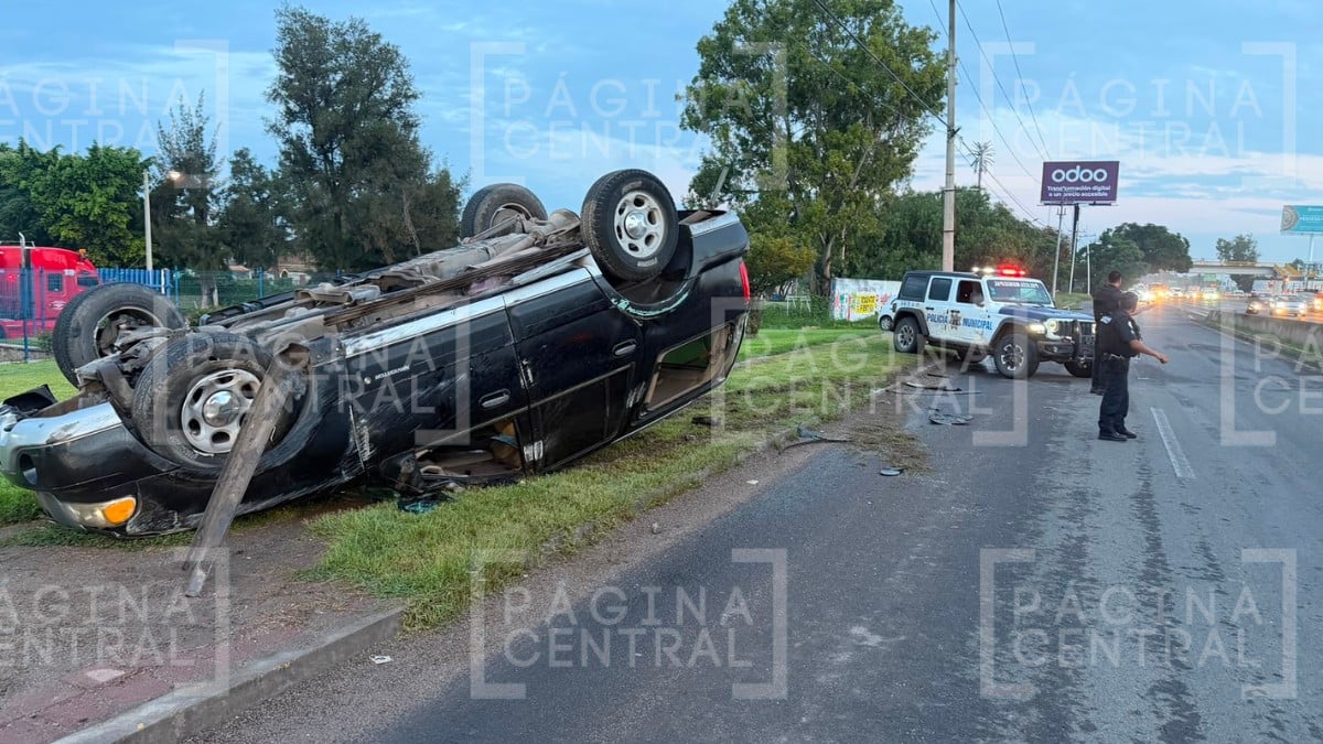 ¡Terminó sobre su toldo! Camioneta se vuelca tras accidentarse en la León-Silao