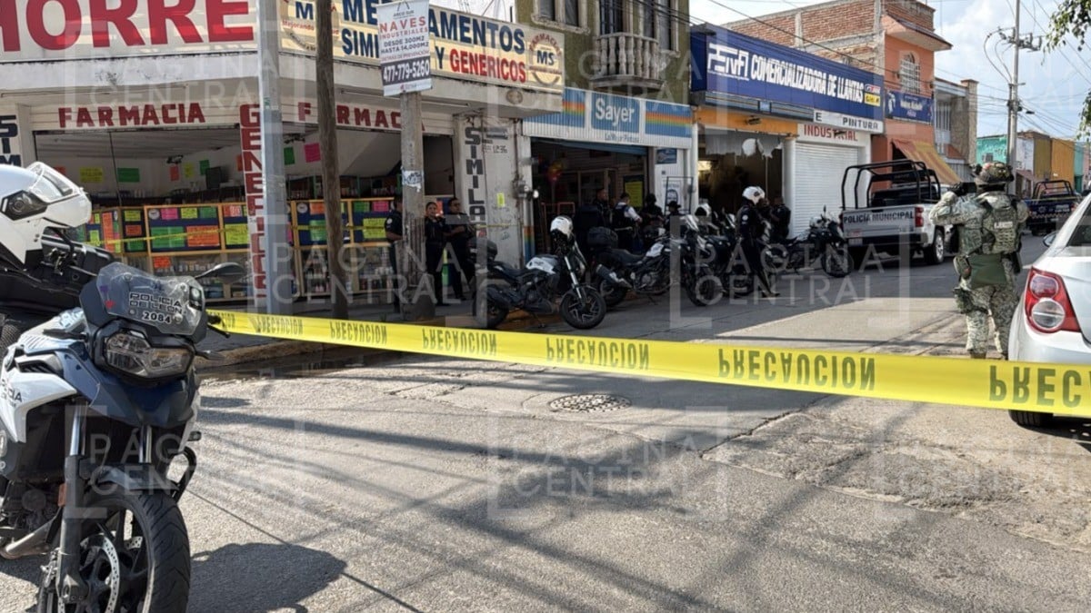 ¡En ferretería! Atacan a balazos a hombre y corre para salvar su vida
