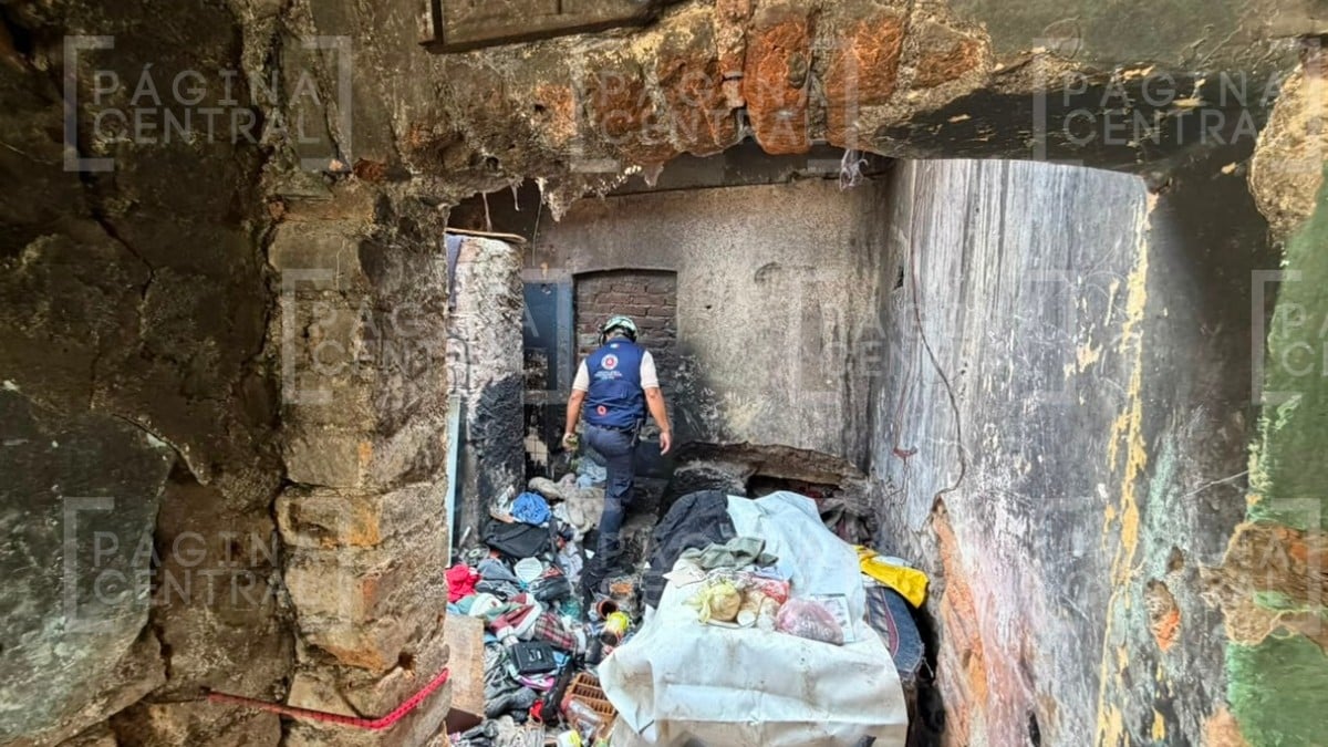 ¡Fuera abajo! Demuelen finca abandonada por riesgo de derrumbe; adentro se drogaban