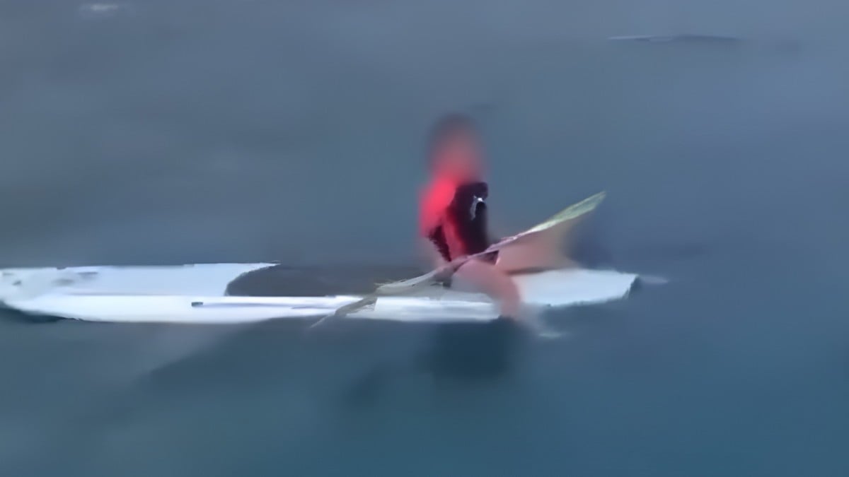Niña en el mar