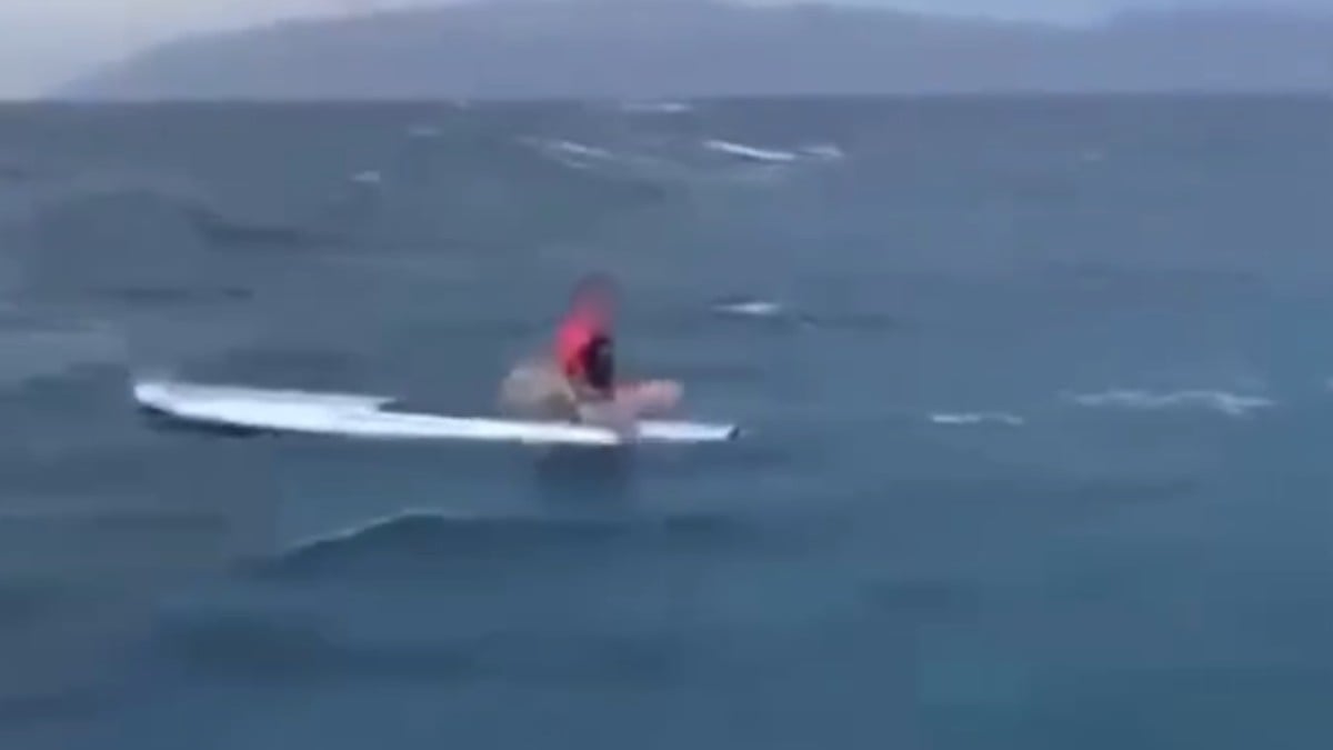 VIDEO ¡Se quedó sola y a la deriva! Pescadores rescatan a una niña en medio del mar