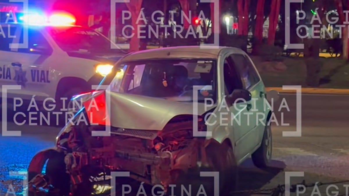 ¡Todo por ir en el celular! Auto se impacta contra un semáforo en el bulevar Hidalgo