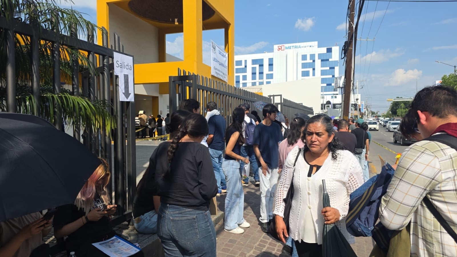 Aspirantes y familiares abarrotan el Poliforum en segunda prueba de admisión de la UNAM